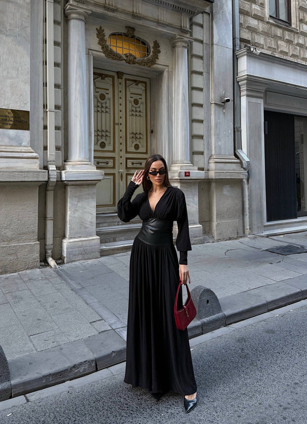 فستان أسود ماكسي بخصر جلد