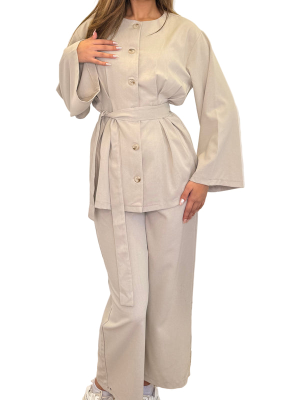 طقم بتفاصيل مميزة - بيج