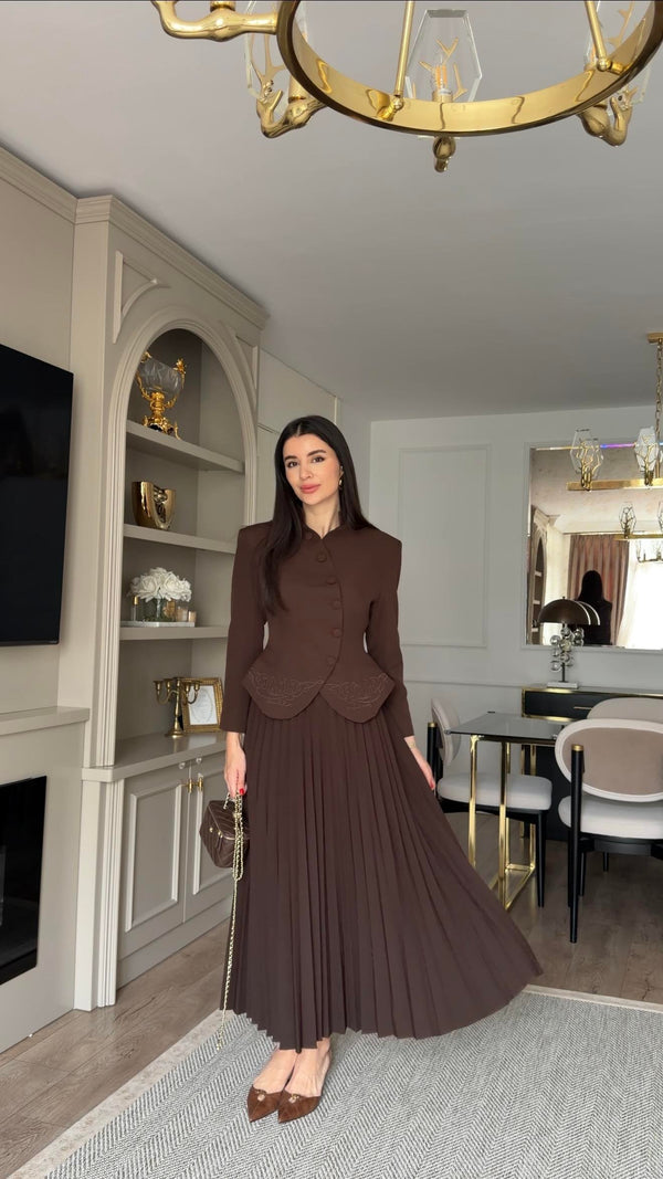 طقم بليزر مع تنورة كسرات