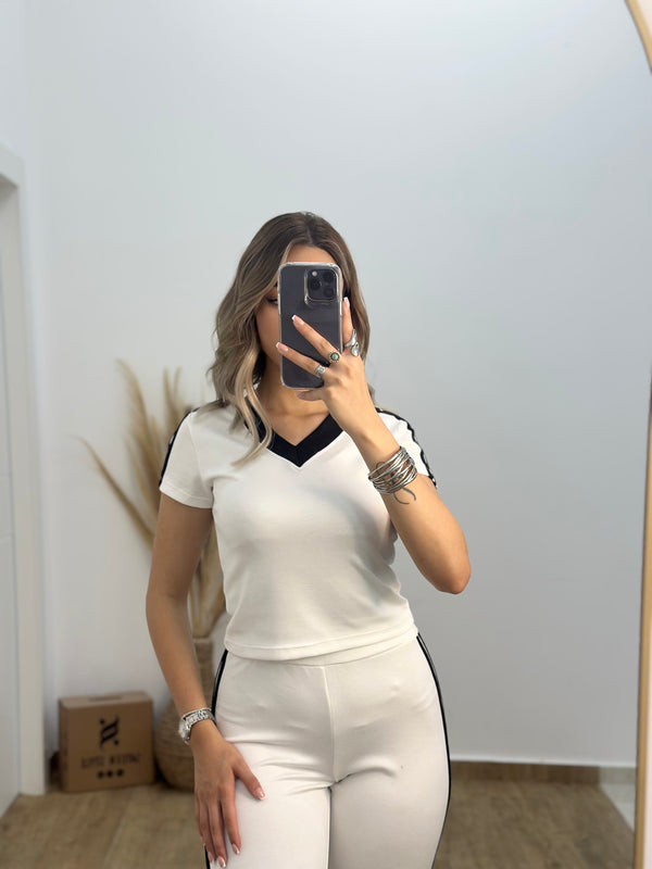 طقم رياضي ابيض بقَصّة أنثوية وعصرية