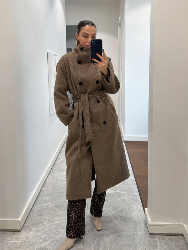 معطف صوف ناعم بياقة عالية باللون البيج المائل للبني