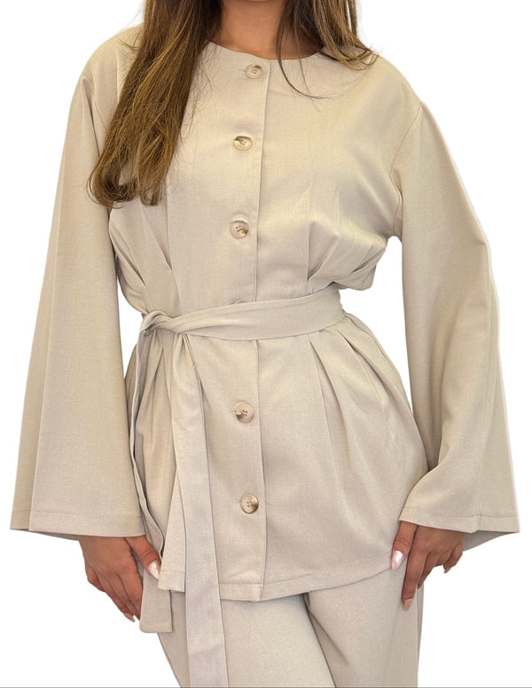 طقم بتفاصيل مميزة - بيج