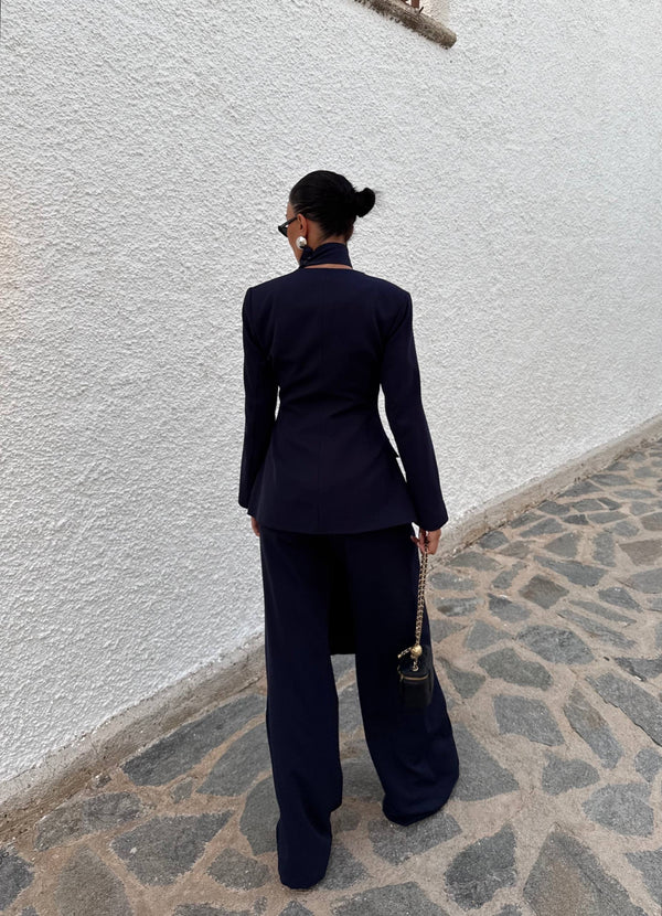 طقم رسمي مع ربطة عنق