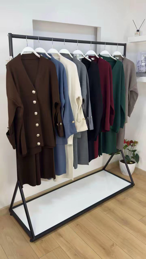 طقم صوف تريكو بازرار ذهبية باللون البني مائل للرمادي