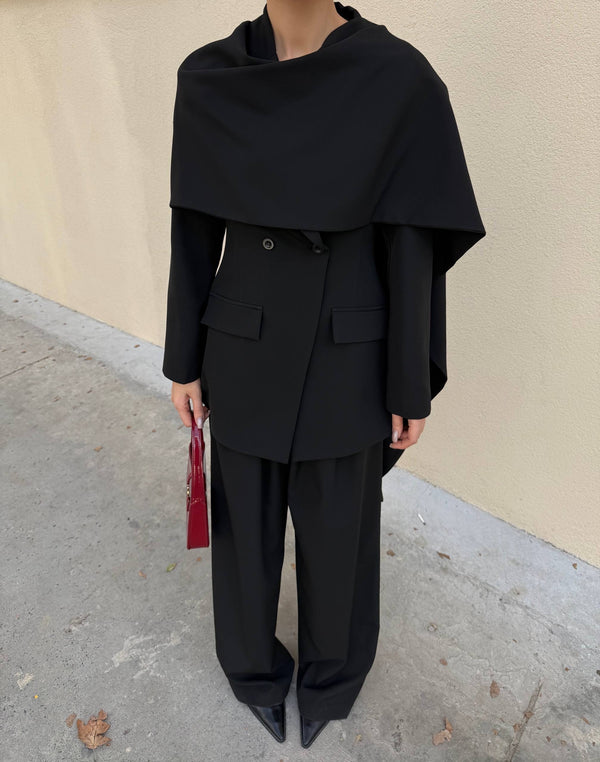 طقم رسمي مع وشاح مثبت