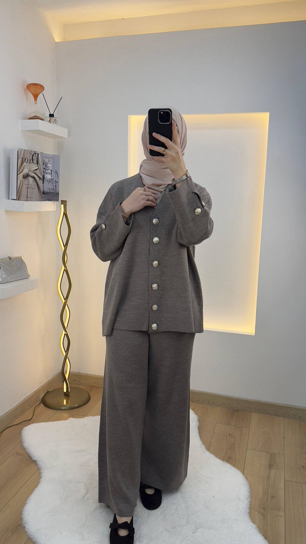 طقم صوف تريكو بازرار ذهبية باللون البني مائل للرمادي