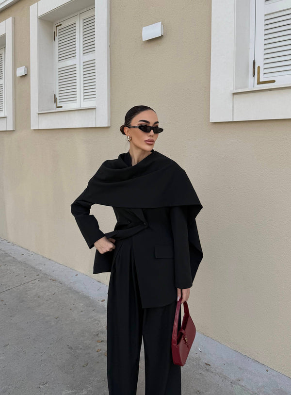 طقم رسمي مع وشاح مثبت