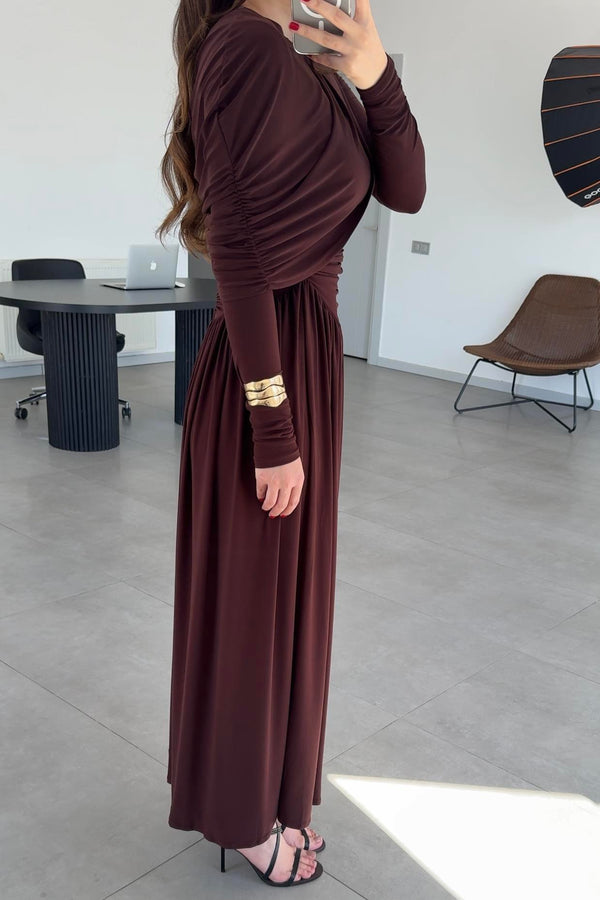 فستان بني منسدل ومتدفق