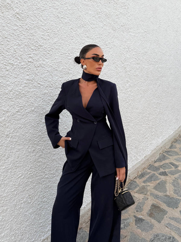 طقم رسمي مع ربطة عنق