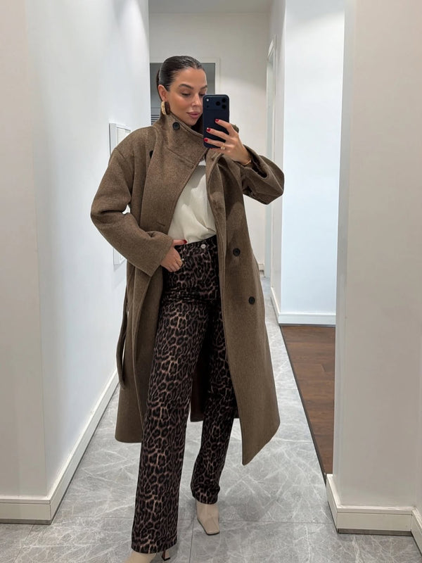 معطف صوف ناعم بياقة عالية باللون البيج المائل للبني