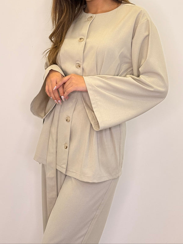 طقم بتفاصيل مميزة - بيج