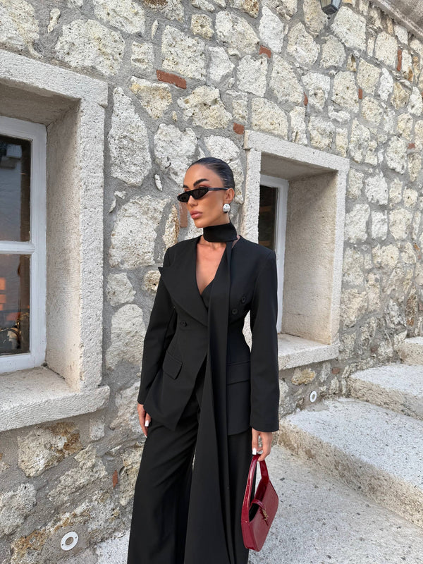 طقم رسمي مع ربطة عنق