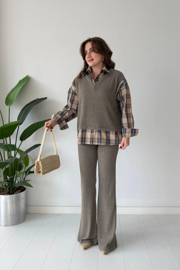 طقم صوف مع قميص كاروهات