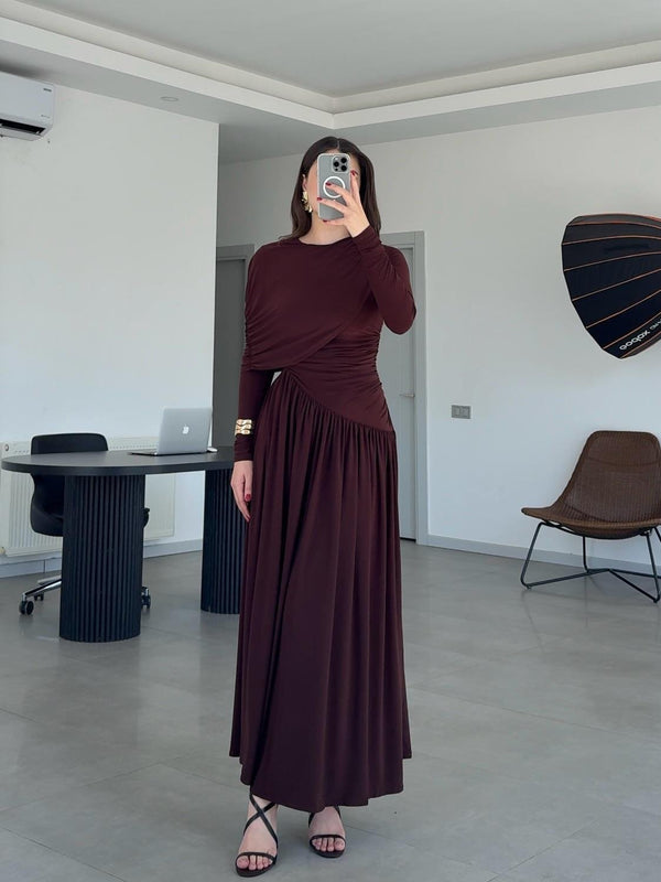 فستان بني منسدل ومتدفق