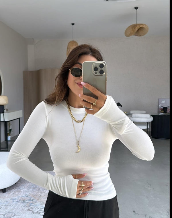 بلوزة بفتحة اصبع باللون الابيض