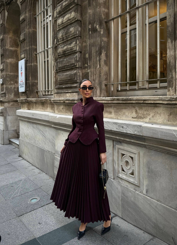 طقم بليزر مع تنورة كسرات