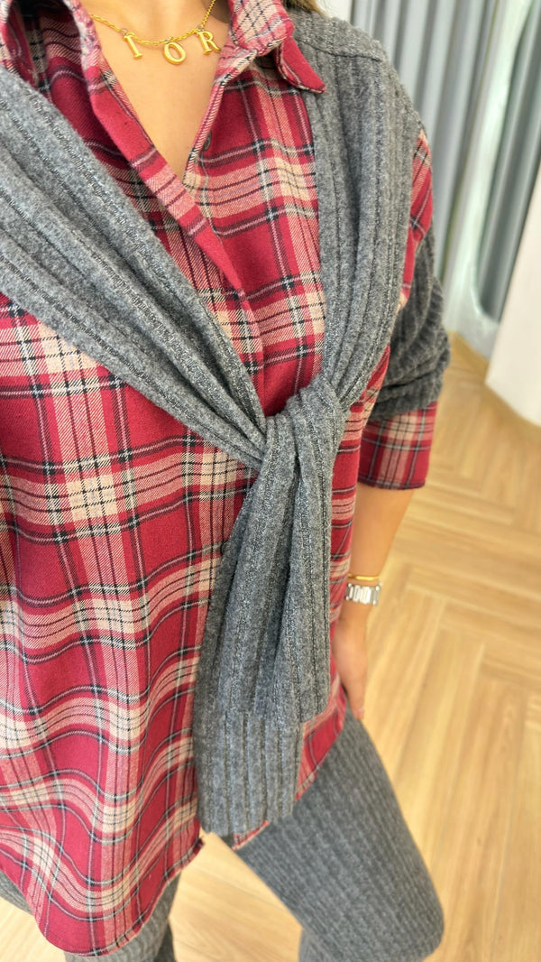 طقم تريكو مع قميص كاروهات وربطة سكارف