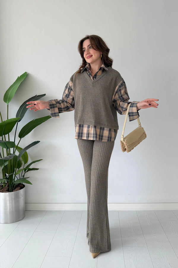 طقم صوف مع قميص كاروهات