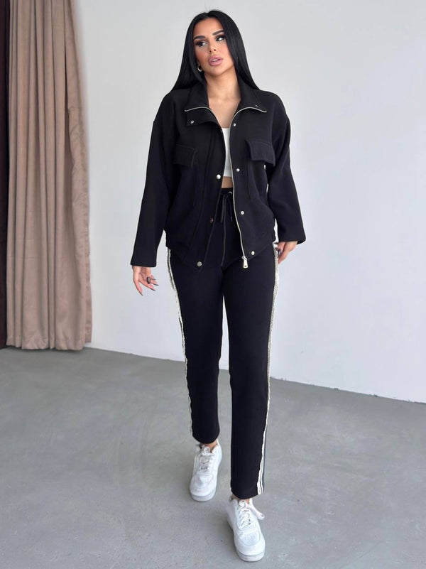 طقم كاجوال بخطوط جانبية