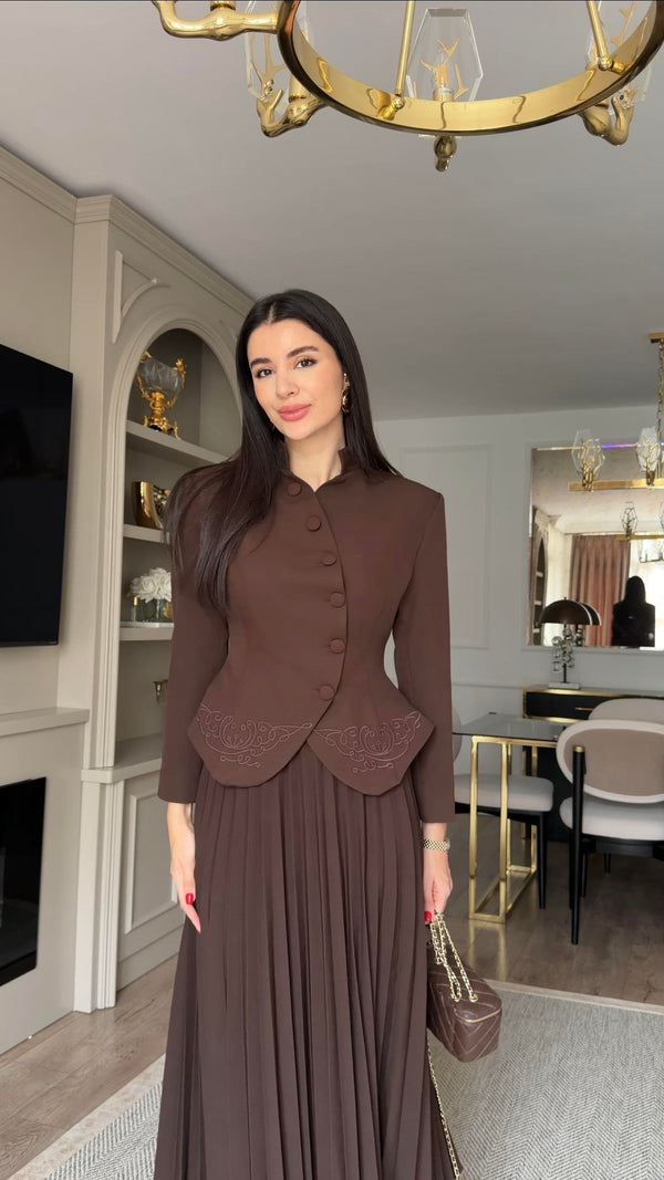 طقم بليزر مع تنورة كسرات