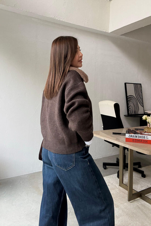 كنزة تريكو بسحاب مع ياقة فرو أنيقة