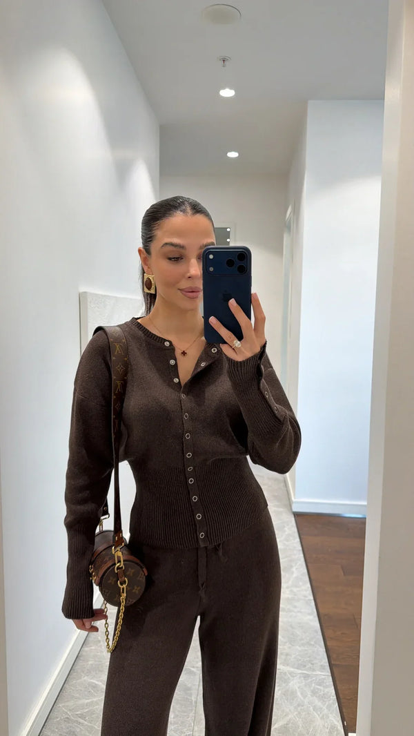 طقم تريكو مخصر باللون البني