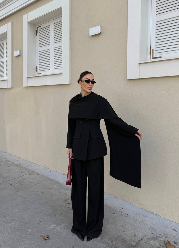 طقم رسمي مع وشاح مثبت