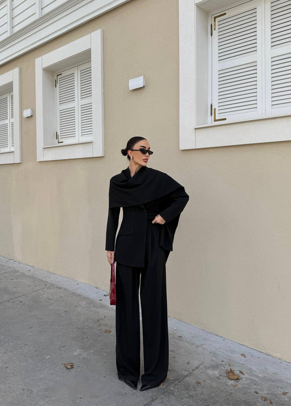 طقم رسمي مع وشاح مثبت