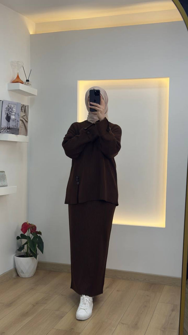 طقمتنورهتريكو بني بأزرار جانبية