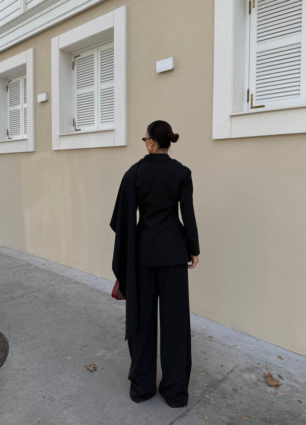 طقم رسمي مع وشاح مثبت