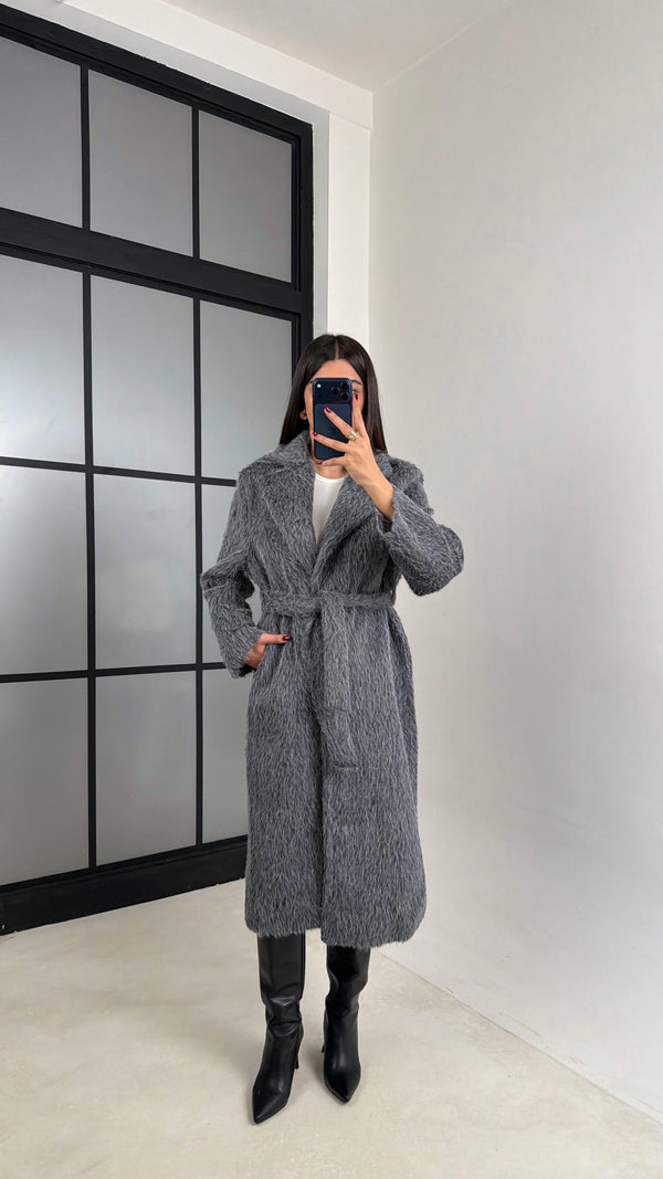 جكيت فرو ناعم طويل باللون الرمادي