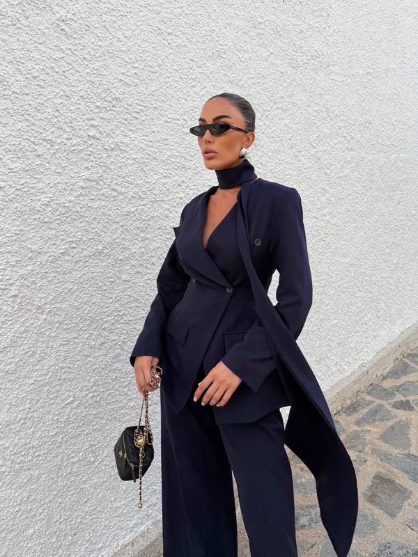 طقم رسمي مع ربطة عنق