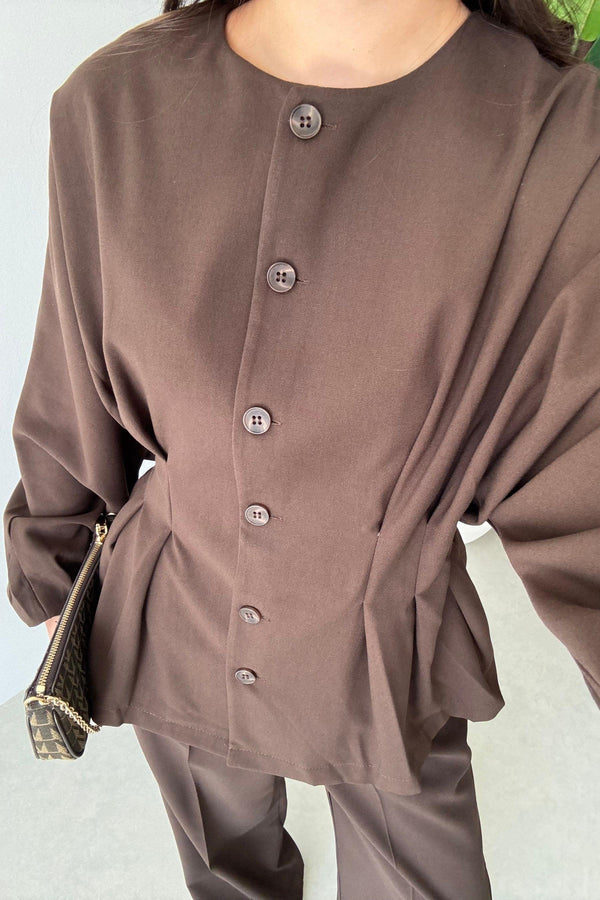 طقم بتفاصيل مميزة - بني