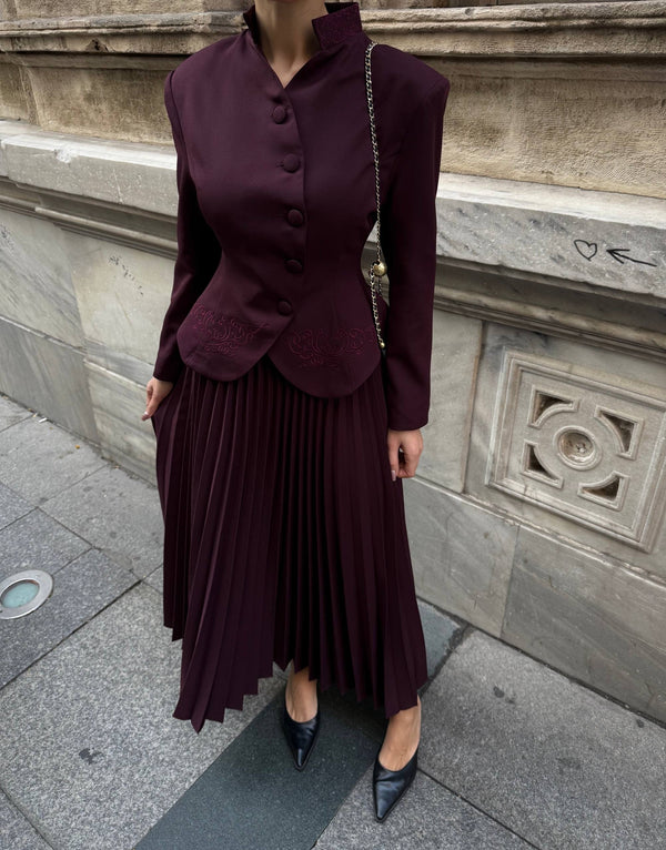 طقم بليزر مع تنورة كسرات