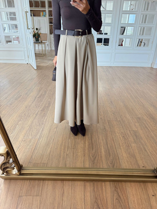 تنورة مطوية بحزام