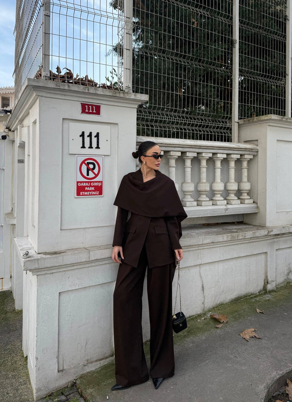 طقم رسمي مع وشاح مثبت