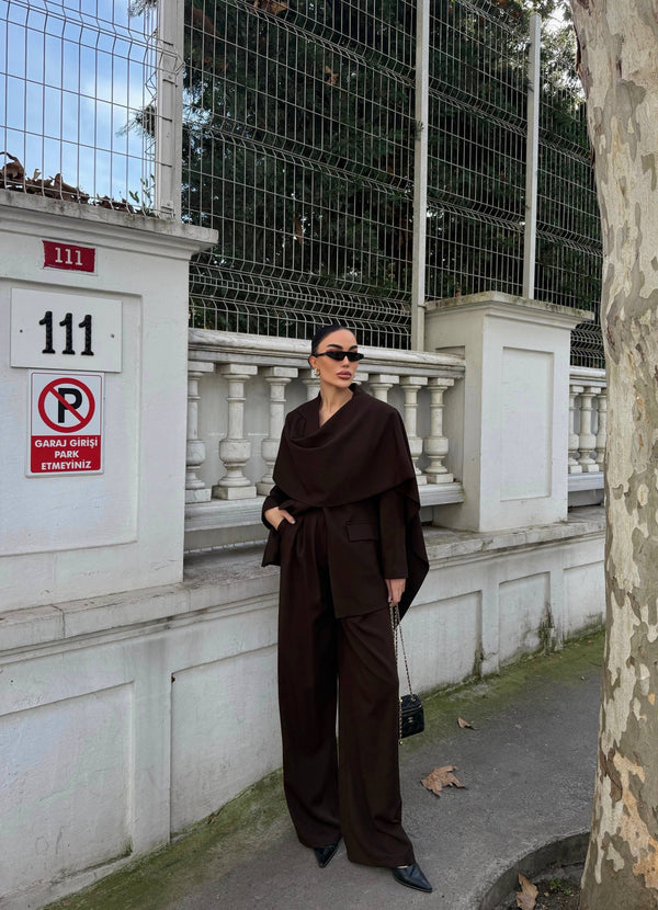 طقم رسمي مع وشاح مثبت