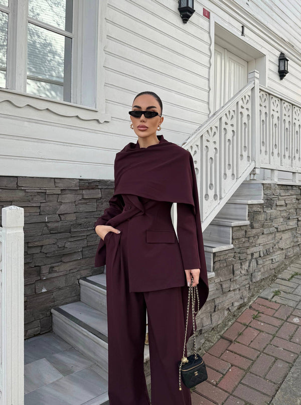 طقم رسمي مع وشاح مثبت