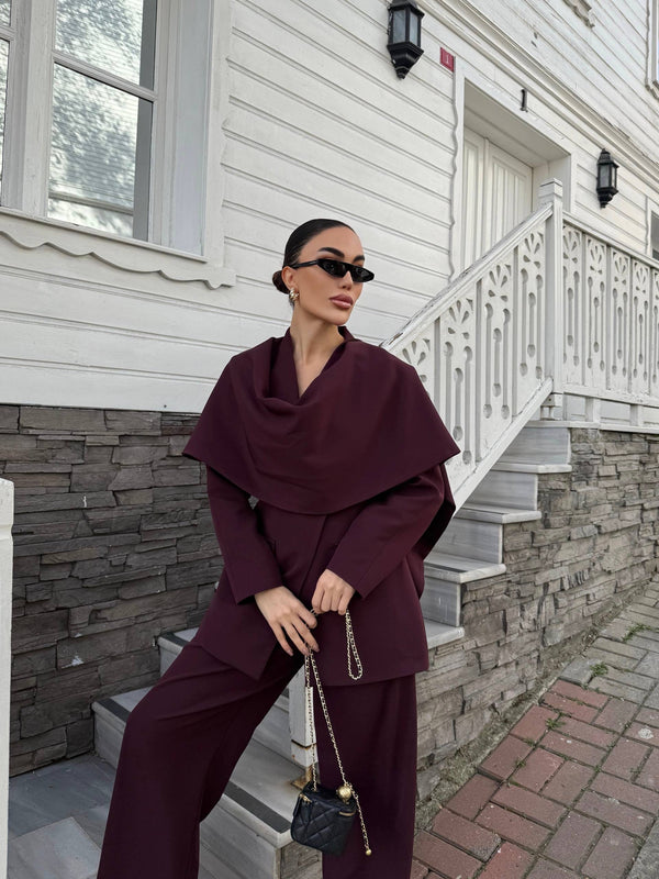 طقم رسمي مع وشاح مثبت