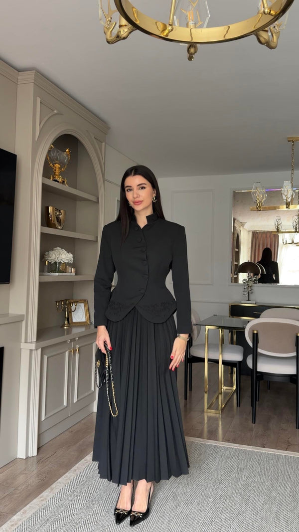 طقم بليزر مع تنورة كسرات