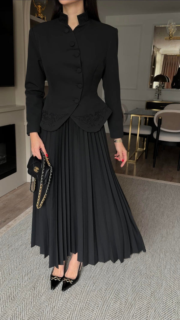 طقم بليزر مع تنورة كسرات