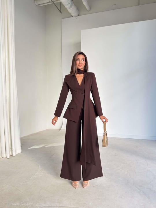 طقم رسمي مع ربطة عنق