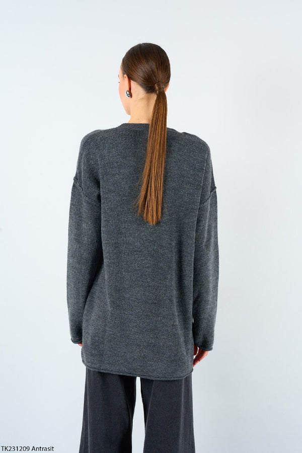 بلوزة سميكة سادة برقبة دائرية