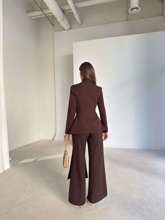 طقم رسمي مع ربطة عنق