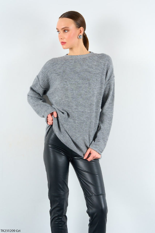 بلوزة سميكة سادة برقبة دائرية