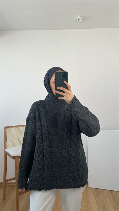 بلوزة محبوكة سميكة مفصلة