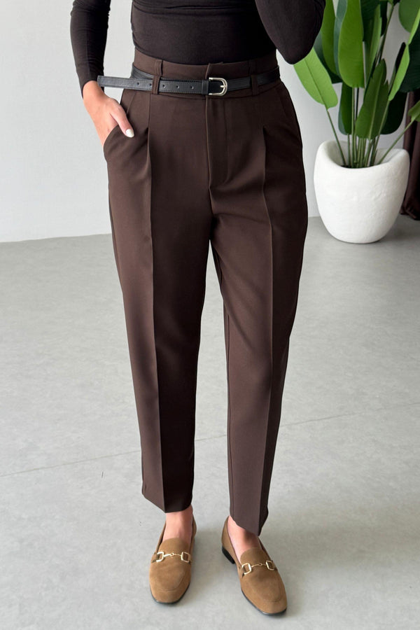 بنطلون قماش مع قشاط