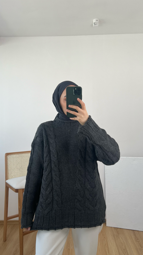 بلوزة محبوكة سميكة مفصلة