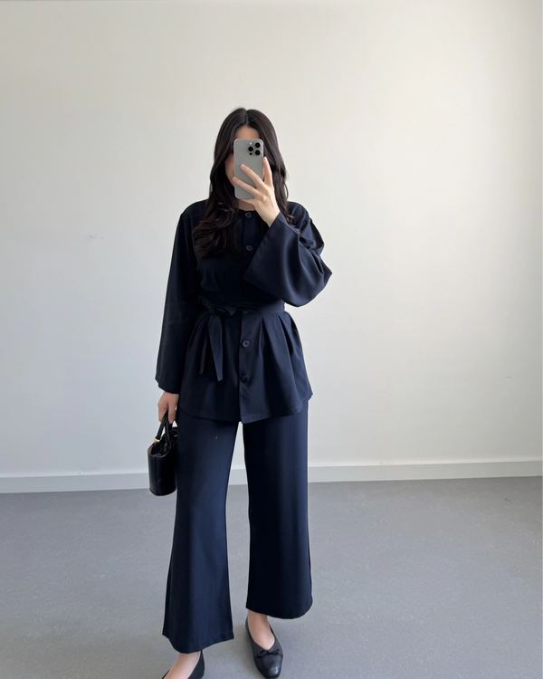 طقم بتفاصيل مميزة - كحلي