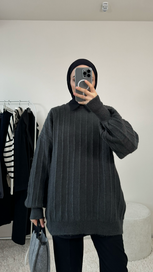 بلوزة سميكة ومضلعة برقبة دائرية